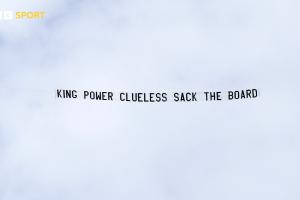 mk体育下载-提前5轮降级！莱斯特城球迷飞机拉横幅抗议：解雇董事会