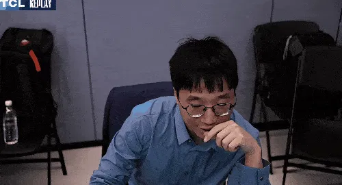 mk体育官网-在AL打出前期优势后，Tabe教练激动高举双手和旁人沟通